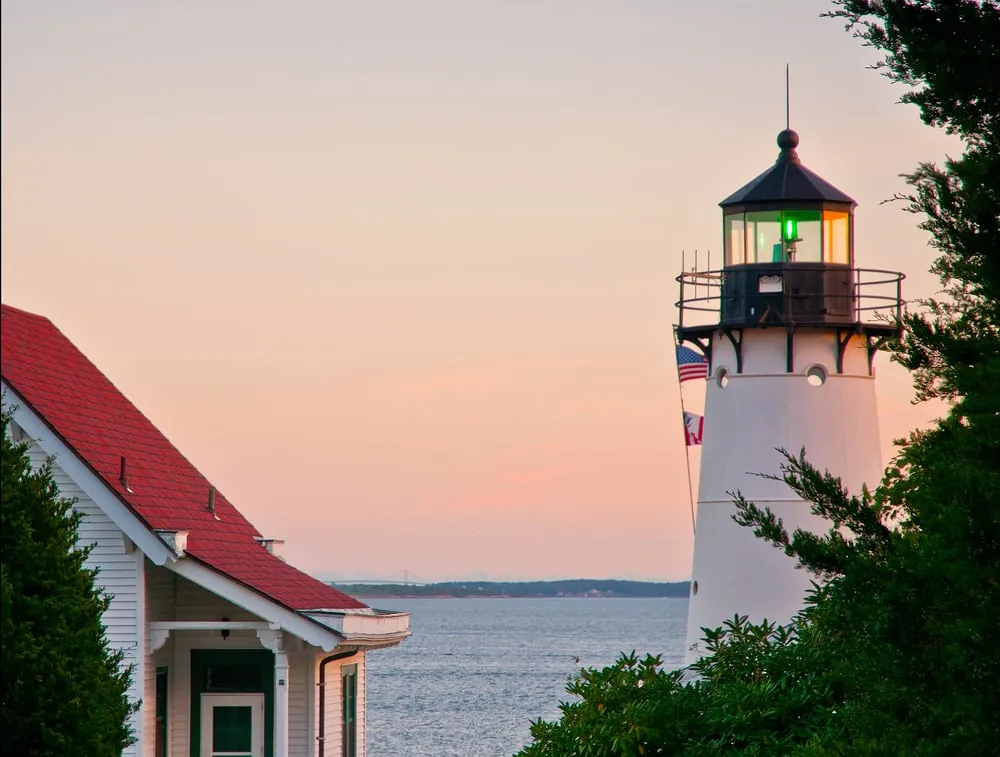 Sunset,Over,Warwick,Harbor,Lighthouse,,With,Its,Green,Light,Flashing
